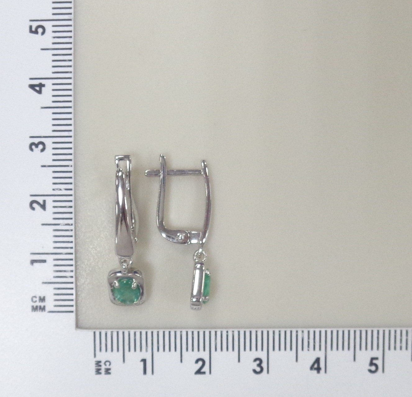 Серебряные серьги с изумрудами